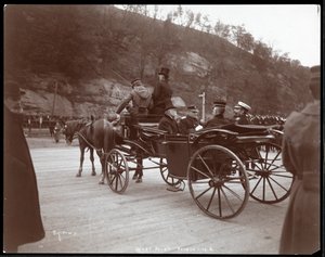 Ansicht von Militärs, darunter Konteradmiral Robley Dunglison Evans, und der Prinz in einer Kutsche in West Point, 1905